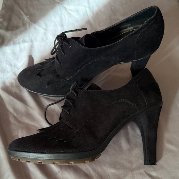 TAHARI Kiltie Women's Lace-Up Heels - Picture 3 of 8